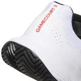 Championes de tenis Adidas Gamecourt 2.0, color blanco con detalles en rojo vibrante y suela negra. Presentan una parte superior de malla transpirable con refuerzos sintéticos, mediasuela de EVA para amortiguación y suela ADIWEAR para mayor durabilidad.