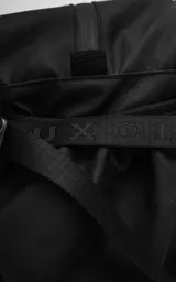 Bolso contenedor negro diseñado para bicicleta, confeccionado en textil de alta resistencia. Cuenta con dos compartimentos independientes con cierres metálicos, dos bolsillos laterales, cinta reflectiva frontal y correas reforzadas para montaje.