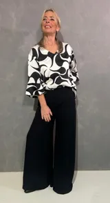 Blusa de manga larga con cuello en V, con estampado abstracto en color blanco y negro.