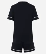 Pijama de dos piezas compuesto por una remera de manga corta con escote en V y un short con cintura elástica. Ambas prendas presentan detalles de vivos en color blanco en los bordes. Confeccionado en viscolycra suave y ligera.