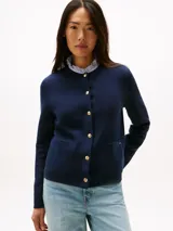 Cárdigan de algodón orgánico a rayas horizontales azul marino y blancas, con cuello redondo, cierre frontal con botones dorados y bolsillos delanteros.