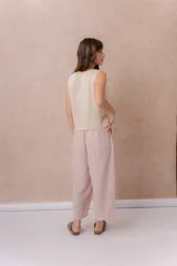 Pantalón de lino de calce amplio, color rosado, con pierna ancha, caída fluida y bolsillos traseros.