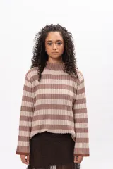 Buzo de tejido de punto con diseño de rayas horizontales en tonos marrón y beige, cuello alto y mangas largas con terminación acampanada.
