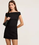 Short pollera confeccionado en bengalina color blanco, de cintura alta con trabillas y cierre frontal.