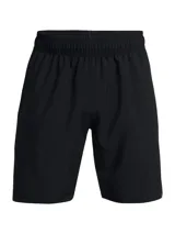 Short deportivo Under Armour de tejido ligero, diseñado para entrenamiento. Presenta cintura elástica con cordón interno, bolsillos laterales abiertos y aberturas laterales en el bajo para mayor movilidad.