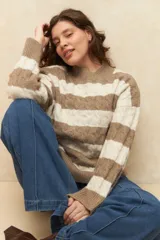 Polera de tejido de punto con diseño de rayas horizontales en color verde oliva y beige, cuello alto y mangas largas.