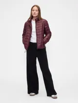 Campera puffer de corte recto y cuello alto, con cierre frontal y diseño acolchado horizontal.