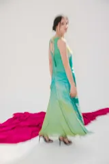 Vestido largo de microtul elastizado con estampado de margaritas, escote redondo y sin mangas.