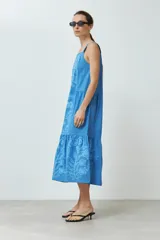 Maxi vestido azul con estampa floral localizada, de breteles finos y corte recto.