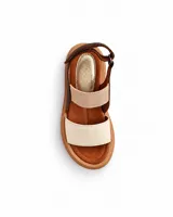 Sandalias de cuero con suela flatform track, tiras marrones y puntera con detalle de textura reptil en tono verde oliva. Cuenta con cierre de velcro en la tira trasera.