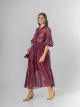 Camisa de organdí de algodón italiano en color bordó, con cuello camisero, cierre frontal con botones y mangas farol que aportan volumen.