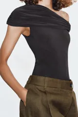 Body azul marino de escote asimétrico con un hombro descubierto, detalle de frunces en el busto y cierre de botones a presión en la parte inferior.