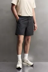 Pantalón corto deportivo de Zara Athleticz confeccionado en tejido técnico ligero y elástico de color negro. Cuenta con cintura elástica ajustable con cordón, bolsillos frontales y aberturas laterales en el bajo.