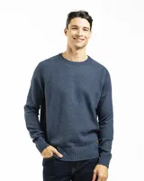 Buzo tejido de punto con cuello redondo, manga larga y puños y ruedo acanalados. Presenta un diseño clásico y versátil con un pequeño detalle de etiqueta en el lateral inferior.