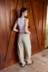 Pantalón jean azul marino, de corte balloon o slouchy, con tiro alto, bolsillos delanteros y traseros, y costuras curvadas en las piernas.