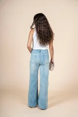 Jean celeste de tiro alto, corte recto y silueta amplia.