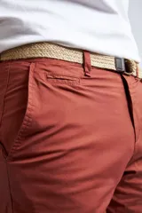 Bermuda tipo chino de gabardina, con cierre de cremallera y botón, bolsillos laterales y traseros, y pasacintos.