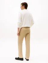 Pantalón de estilo clásico y corte recto, confeccionado en tejido twill de algodón con elasticidad. Presenta un diseño tradicional de cinco bolsillos, cierre de botón con cremallera y detalles distintivos de la marca.