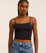 Top cropped negro de poliamida, con escote recto y tirantes finos.