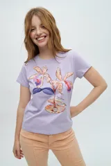 Remera lila de algodón con cuello redondo y mangas cortas. Estampado frontal de flores de orquídeas en tonos naranja, rosa y violeta.