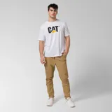 Pantalon de corte recto y estilo utilitario color beige, confeccionado en tejido elástico. Cuenta con cintura elástica con cordón de ajuste, bolsillos laterales de entrada y un bolsillo utilitario en la pierna derecha.