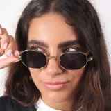 Lentes de sol con armazón metálico negro y cristales oscuros de forma hexagonal. Cuentan con protección UV400 y diseño moderno.