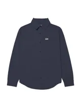 Camisa de manga larga Caterpillar, color azul marino, con cuello camisero, cierre frontal de botones y bolsillo en el pecho con etiqueta de la marca.