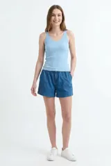 Top de punto rib color blanco, con tirantes finos y escote en V.