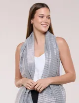 Pashmina gris metalizada de caída fluida, con hilos que crean un patrón de líneas horizontales y flecos finos en los extremos.