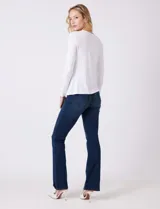 Remera de modal manga larga, color negro, con escote en V y detalle de nudo frontal con abertura tipo ojal.