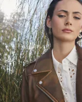 Aros colgantes con forma irregular, realizados en bronce y alpaca, con pernos y cierres mariposa de plata 925.