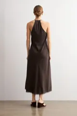 Vestido midi de satén marrón con escote en V ribeteado en encaje negro, tirantes finos y diseño fluido.