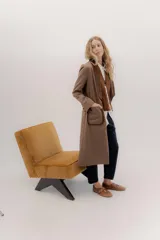 Tapado largo color marrón con solapas de pana en tono más oscuro y bolsillos frontales aplicados con borde de pana. Presenta un diseño estructurado y elegante.