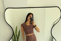 Top deportivo color marrón chocolate, de corte cropped y mangas cortas.