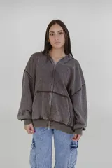 Canguro gris con cierre frontal, capucha y bolsillos tipo canguro.