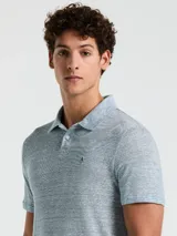 Polo celeste con textura de lino, manga corta, cuello clásico y logo bordado en el pecho.