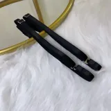 Set de lencería de cuatro piezas compuesto por bralette de encaje, tanga regulable, portaligas y liga para pierna. Diseño con detalles de tiras elásticas y encaje.