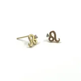 Par de aros dorados con forma del signo zodiacal Leo, con un pequeño cristal incrustado.