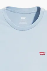 Remera celeste de manga corta Levi's, con cuello redondo y pequeño logo rojo bordado en el pecho.