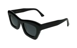 Lentes de sol unisex de acetato negro, con forma cat-eye y lentes grises. Modelo Donna 1243 col 3 de la marca Meira.