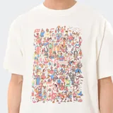 Remera blanca de algodón con estampado de personas y el logo de New Balance.