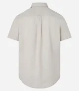 Camisa de hombre de manga corta confeccionada en mezcla de lino y algodón. Presenta un calce comfort, cuello camisero, cierre frontal con botones y un bolsillo en el pecho. Marca Marfinno.