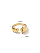 Anillo abierto de acero quirúrgico con diseño de superficie irregular y acabado brillante.