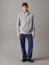 Sweater Calvin Klein gris de algodón regenerativo con textura gofrada, cuello alto, cierre de cremallera metálico, puños y bajo de canalé, y logo bordado en el pecho.