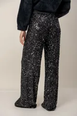 Pantalón de corte recto y tiro alto, completamente cubierto de lentejuelas en tono rosado metalizado.