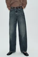 Jeans de tiro alto color azul claro, con cinco bolsillos y pernera recta que se estrecha hacia el tobillo. Incluye un cinturón negro con detalles metálicos. Cierre frontal con cremallera y botón.