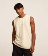 Musculosa masculina Blue Steel modelo comfort, color beige con cuello redondo y estampa lettering circular en el pecho.