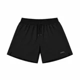 Short deportivo negro de tejido técnico tipo nylon, liviano y de secado rápido, con cintura elastizada, cordón regulable y bolsillos laterales. Cuenta con pequeños tajos laterales en el ruedo y el logo de la marca estampado en el lateral.