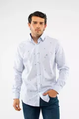 Camisa de manga larga Brooksfield con corte slim, color azul marino y estampado de pequeñas hojas y puntos. Presenta cierre frontal con botones y logo bordado en el pecho.