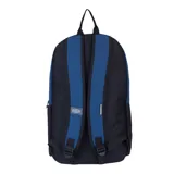 Mochila Maui and Sons modelo Explorer, color azul con base y bolsillo frontal negros. Tiene un parche circular con el logo de la marca en la parte superior y un parche de goma con un diseño geométrico en el bolsillo frontal. Cuenta con un compartimento principal, un bolsillo frontal con cierre y bolsillos laterales de malla.